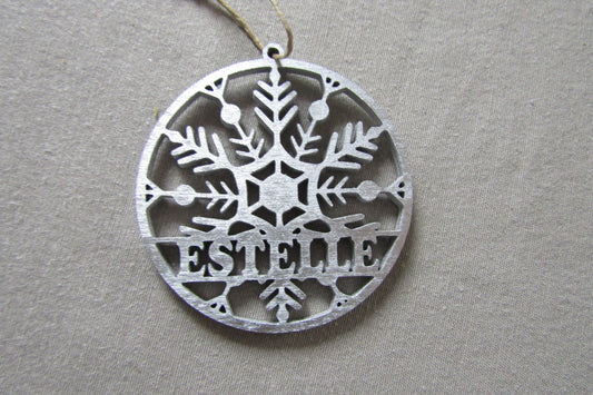 Ornament met naam en sneeuwvlokje
